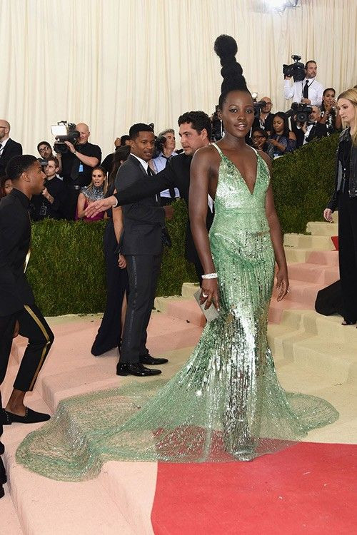 Diễn viên Lupita Nyong'o là ngôi sao được quan tâm và gây xôn xao nhất về kiểu tóc độc đáo. Nhiều người ví von cô trông chẳng khác nào chiếc chổi với kiểu tóc giả lạ mắt này.