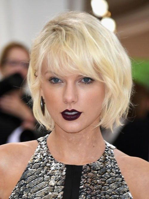 aylor Swift ngày càng cá tính từ cách chọn trang phục cho tới kiểu tóc, son môi. Màu son đậm của cô tôn làn da trắng và đem đến hình ảnh mới mẻ cho công chúng.