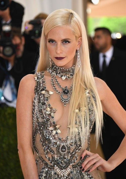 Delevingne xuất hiện đầy ấn tượng với tóc bạch kim và màu son rượu chát, vừa quyến rũ nhưng không kém phần quyền lực.