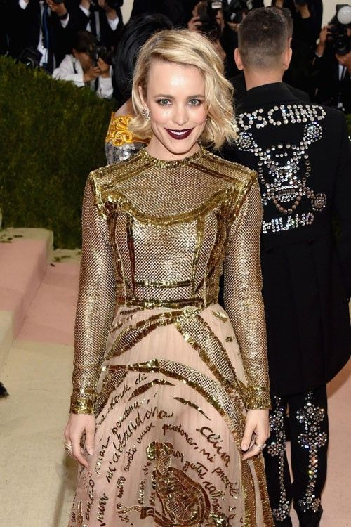 Rachel McAdams được chuyên gia trang điểm Kayleeen McAdams lấy cảm hứng từ mẫu váy của Valentino để tạo nên lớp nền trong và màu son phù hợp.