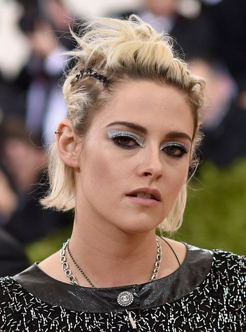 Kristen Stewart luôn biết cách lựa chọn hình ảnh để mới mẻ trong mắt fan. Lần xuất hiện này, nữ diễn viên chọn kiểu tóc đánh rối và tạo điểm nhấn bằng cách tạo khối cho mắt bằng màu ánh bạc