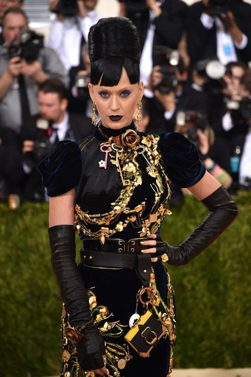 Katy Perry chọn kiểu tóc và trang điểm tông màu tối ăn nhập với trang phục khi xuất hiện.