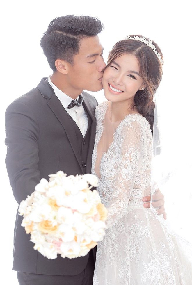 Cặp đôi thay đổi nhiều bộ cánh để ảnh cưới thêm sinh động. Cô dâu diện đầm ren trong, cổ chữ V sâu gợi cảm, mái tóc cài băng-đô điệu đà.
