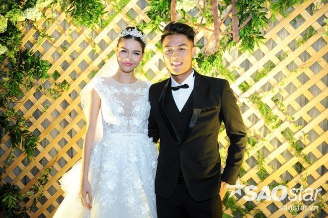 Trong khi đó, chú rể Mạc Hồng Quân lại điển trai trong bộ vest đen sang trọng.