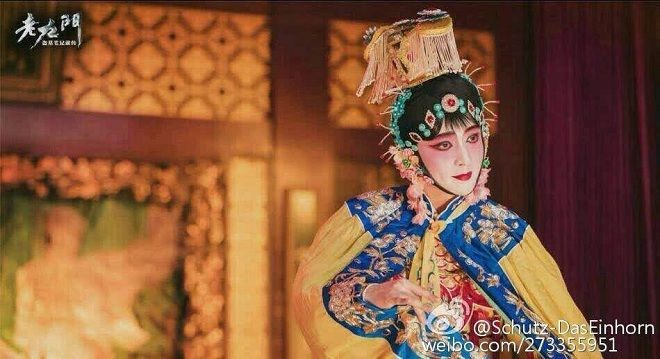 Trương Nghệ Hưng xuất hiện khi đang diễn vai đào trong một vở kịch.