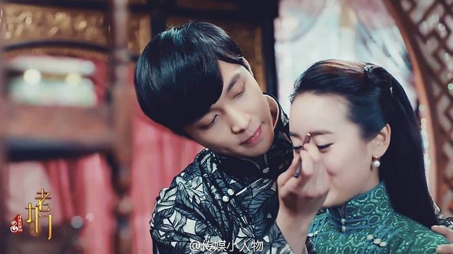 Quả thật hiếm thấy có một người đàn ông dành thời gian vẽ chân mày cho vợ của mình