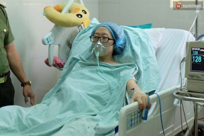Suốt những ngày mang thai, chị Trâm phải ngồi 24/24 để cứu con.