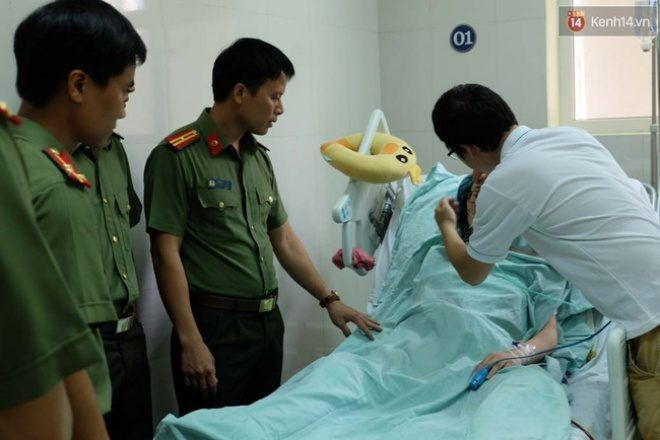 Nhiều cán bộ chiến sĩ đồng nghiệp cũng đến thăm hỏi, động viên gia đình.