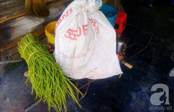 Rau muống sau khi được ngâm sẽ xanh tươi hơn.