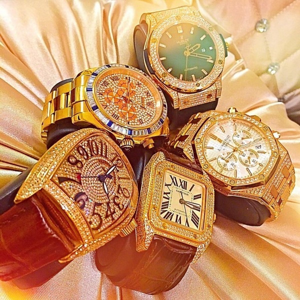 Tất nhiên có siêu xe thì cũng không thể thiếu đồng hồ hàng hiệu lóa cả mắt như thế này.