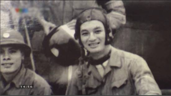 Ít ai biết, trước khi đến với truyền hình, NSƯT Thanh Hùng từng là một giáo viên, giảng dạy trong trường sĩ quan Tăng thiết giáp. Ông còng đóng vai anh phi công tên Quỳnh trong bộ phim nhựa 