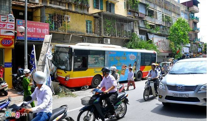 Xe buýt phi lên vỉa hè húc gần chục xe máy