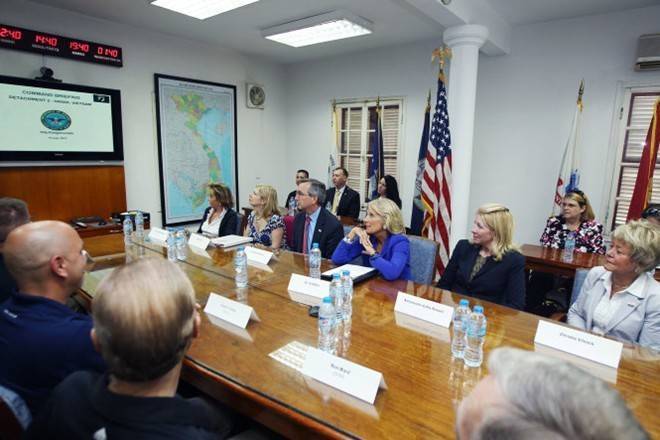 Phu nhân của phó tổng thống Mỹ cùng đoàn quan chức Mỹ đến thăm Văn phòng tìm kiếm người Mỹ mất tích (DPAA) ở Hà Nội. Ảnh: NGUYỄN KHÁNH