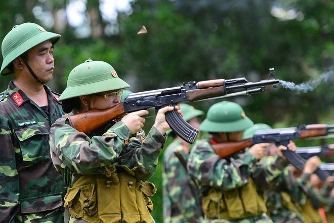 Nữ nhân viên công sở bắn đạn thật với súng AK