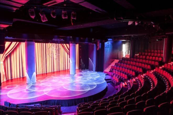 Sân khấu bán nguyệt với hệ thống màn chiếu đa lớp hiện đại, tạo ra những hiệu ứng sân khấu bất ngờ.