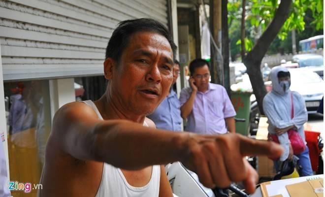 Xe buýt phi lên vỉa hè húc gần chục xe máy