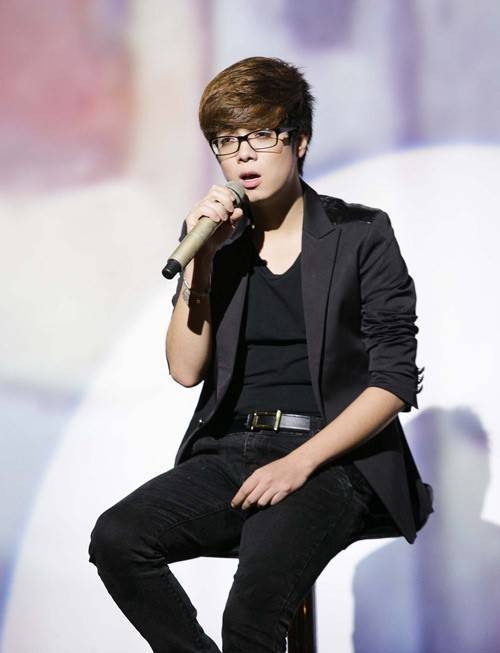 Bùi Anh Tuấn sở hữu chất giọng cao và tình cảm.