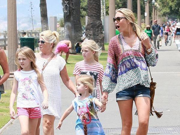 Theo chân sao: Bồ cũ Ronaldo khoe dáng tại bể bơi