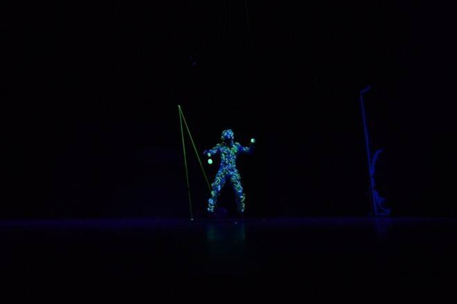 Các nghệ sĩ đang tập luyện trong nhà hát.