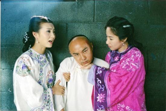 Chuyện tình tay ba hài hước giữa hai cô gái xinh đẹp Như Ý, Cát Tường và thiếu gia Đới Xuân Dần thu hút khán giả.