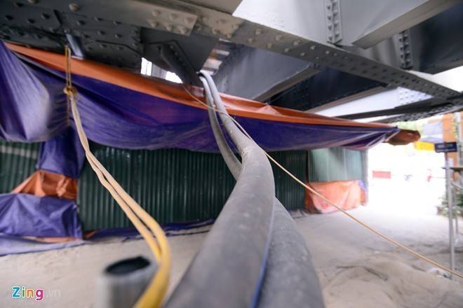 Cạo gỉ sắt cầu Long Biên bằng phun cát áp lực