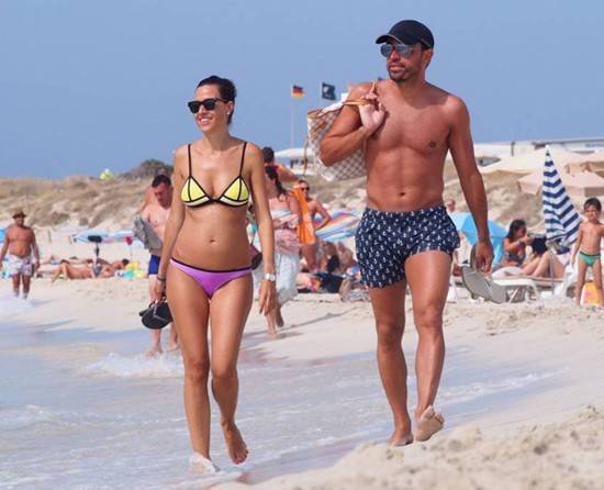 Theo chân sao: Bồ cũ Ronaldo gặp rắc rối vì váy mỏng