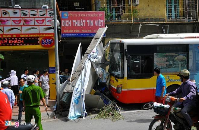 Xe buýt phi lên vỉa hè húc gần chục xe máy