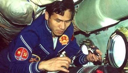 Phạm Tuân tiến hành thí nghiệm trên trạm vũ trụ Chào mừng 6.