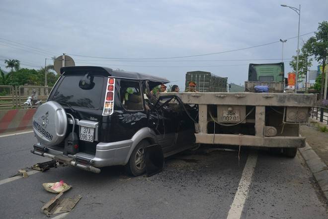 Thời điểm trên, xe ôtô 7 chỗ hiệu Mitsubishi biển tỉnh Nghệ An do tài xế Hồ Trần Sáu (49 tuổi, trú ở xã Nam Trung, huyện Nam Đàn, Nghệ An) điều khiển lưu thông trên quốc lộ 1A, theo hướng Nam – Bắc.