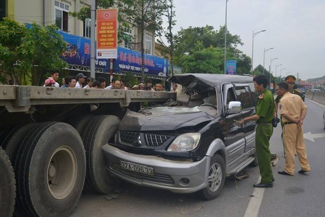 Cú tông cực mạnh làm ôtô 7 chỗ dính chặt vào đuôi xe container.