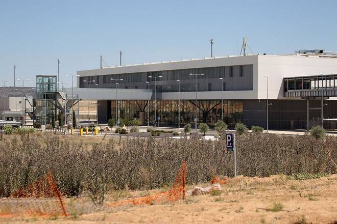 Sân bay Ciudad Real Central nằm cách thủ đô Madrid của Tây Ban Nha khoảng 240 km về phía nam. Nó từng được xây dựng với chi phí hơn 1 tỷ USD.