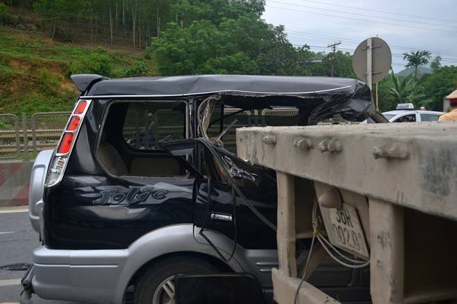 Mui xe ôtô 7 chỗ bị thành xe container cắt gọt đến 80 %. 