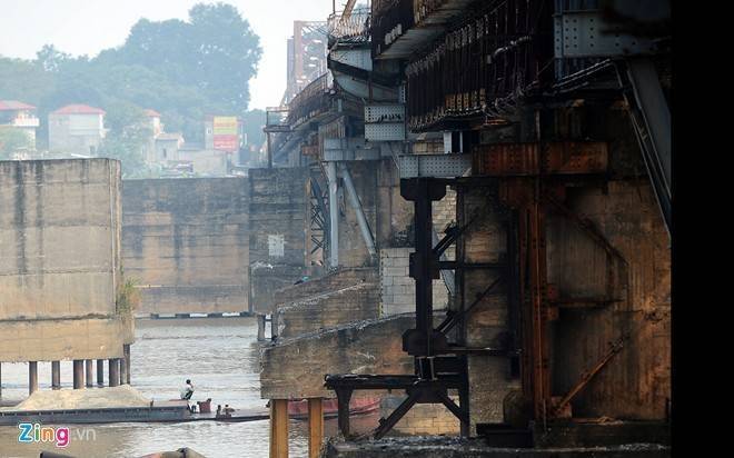 Cạo gỉ sắt cầu Long Biên bằng phun cát áp lực