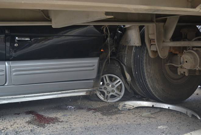 Bánh xe ôtô nổ lớp, dính sát bánh xe container.