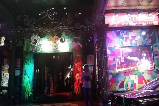 Một câu lạc bộ đêm thưa khách tại khu đèn đỏ nhộn nhịp một thời ở Đông Hoản. Ảnh: Straits Times