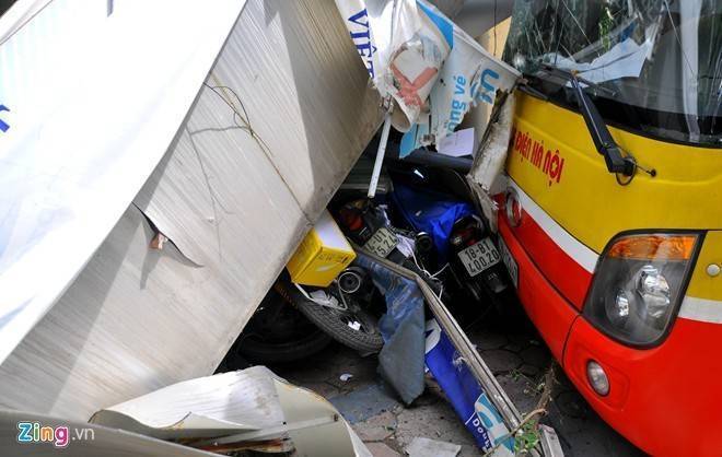 Xe buýt phi lên vỉa hè húc gần chục xe máy