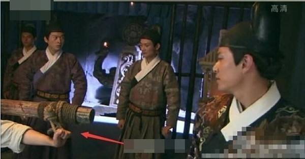 Trong Khoái hiệp Nhất Chi Mai, phạm nhân không hề bị trói tay.