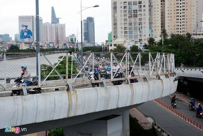 Lưới B40 ngăn người văng khỏi cầu hình chữ C ở Sài Gòn