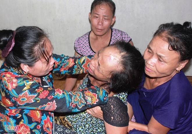 Bà Bính khóc ngất gọi tên chồng khi hay tin ông Tân gặp tai nạn tử vong. Ảnh: Phạm Hòa.