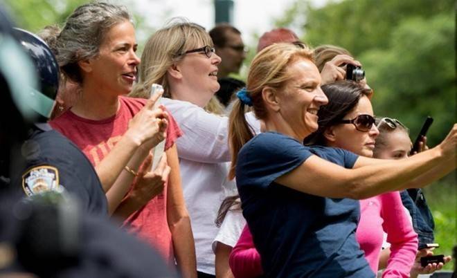 Nhiều du khách đến thăm Công viên đã chụp ảnh Tổng thống Mỹ đi cùng 2 cô con gái là Sasha và Malia .