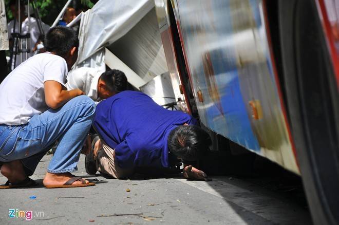 Xe buýt phi lên vỉa hè húc gần chục xe máy