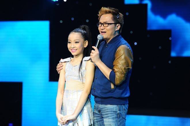 Cộng sự của anh tiếp lời: “Bởi cuộc thi này có quá nhiều tài năng. Các con đến từ mọi miền đất nước và các con luôn thuyết phục cô chú phải lấy về đội. Gương mặt của con đẹp và phù hợp để trở thành một nghệ sĩ đa năng”.