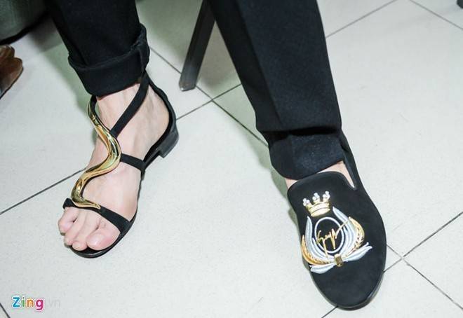 Trang Trần vác bụng bầu tới cổ vũ cô gái vừa ăn kẹo vừa hát