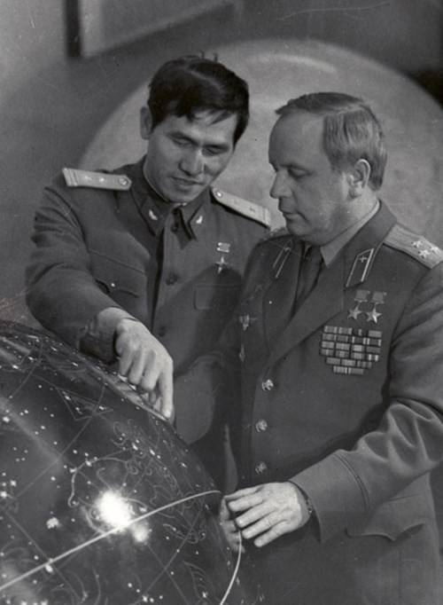 Phạm Tuân và Gorbatko ở thành phố Ngôi Sao.