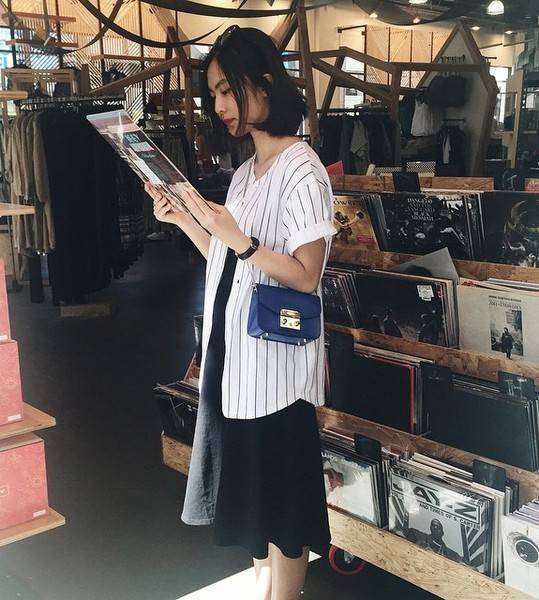 Nổi tiếng ăn mặc đẹp, Helly Tống cũng không đứng ngoài cơn sốt túi mini.