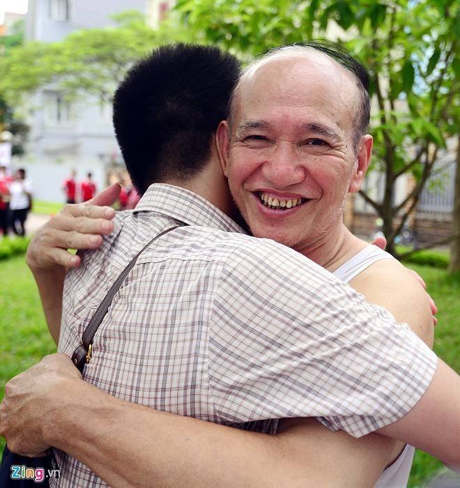 Giới trẻ ôm người không quen biết trên phố