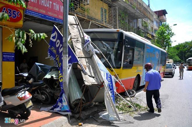 Xe buýt phi lên vỉa hè húc gần chục xe máy