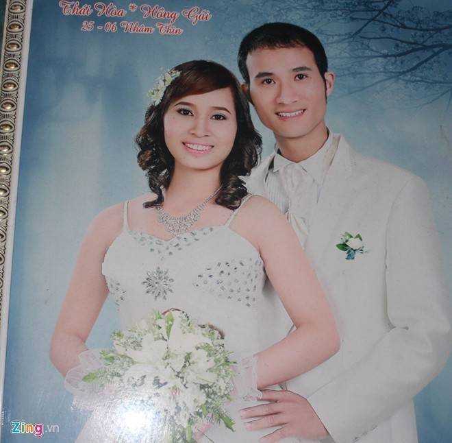 Ảnh cưới của vợ chồng anh Hòa, chị Gái. Ảnh: Phạm Hòa.