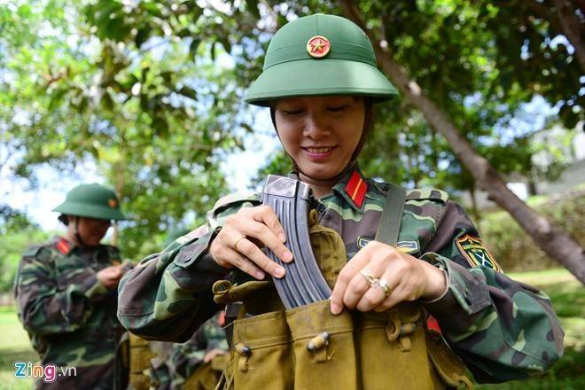 Nữ nhân viên công sở bắn đạn thật với súng AK