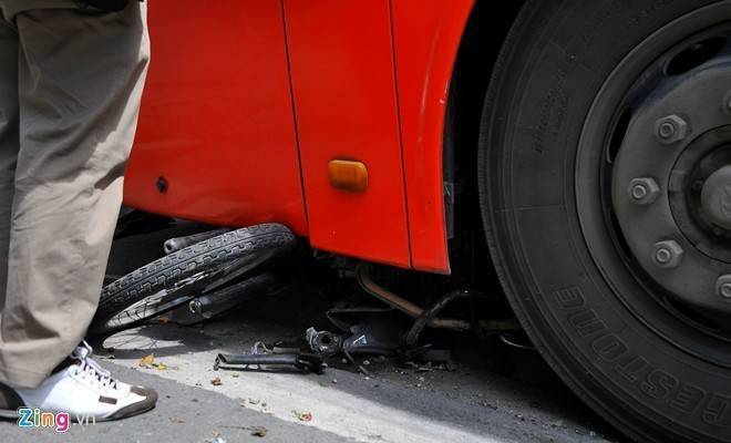 Xe buýt phi lên vỉa hè húc gần chục xe máy